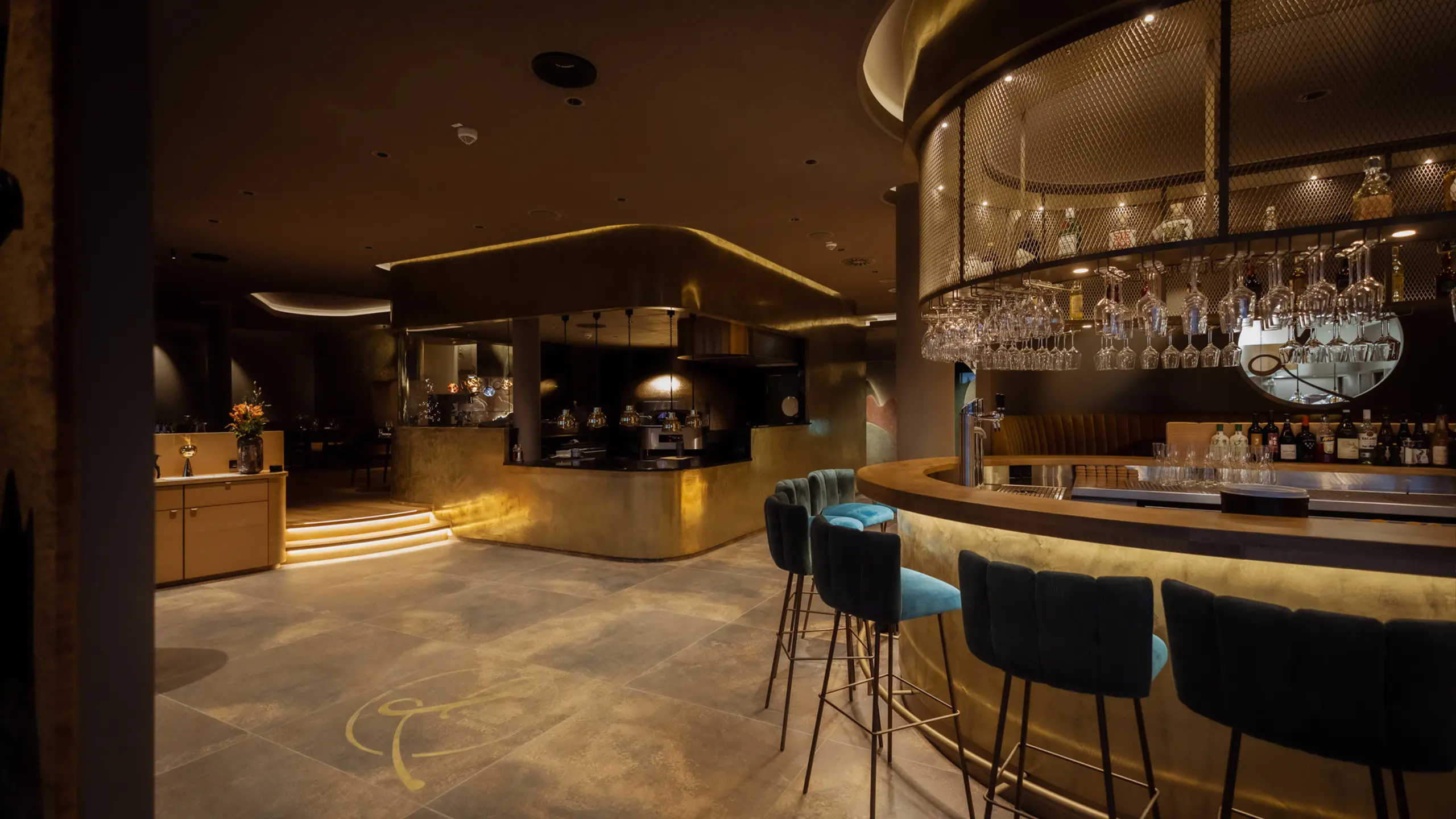 Elegante Innenansicht einer stilvollen Bar mit Theke.