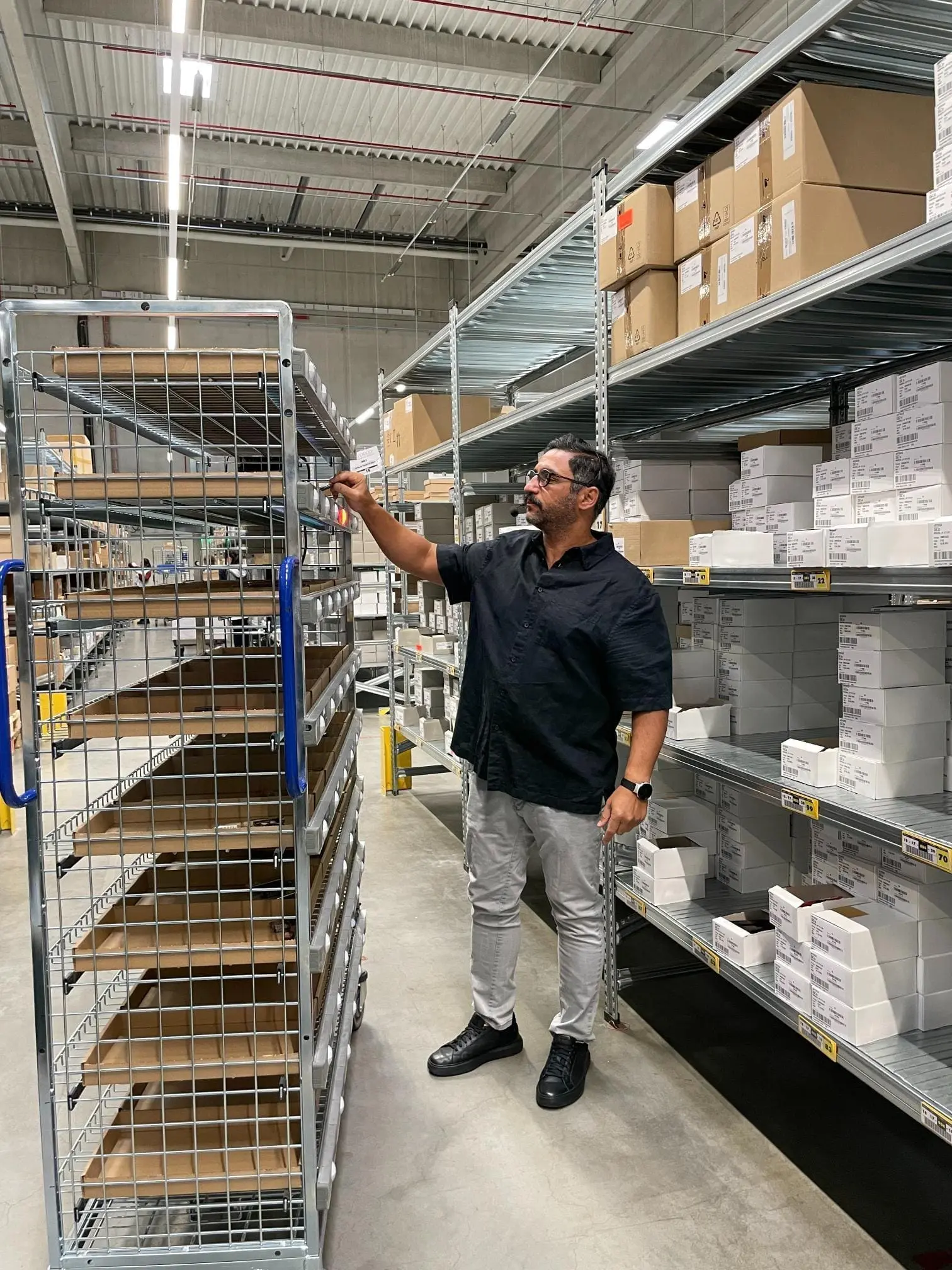 artdeco_employee-in-action