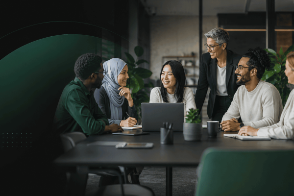 Multikulturelles Team im Büro bei einer Besprechung