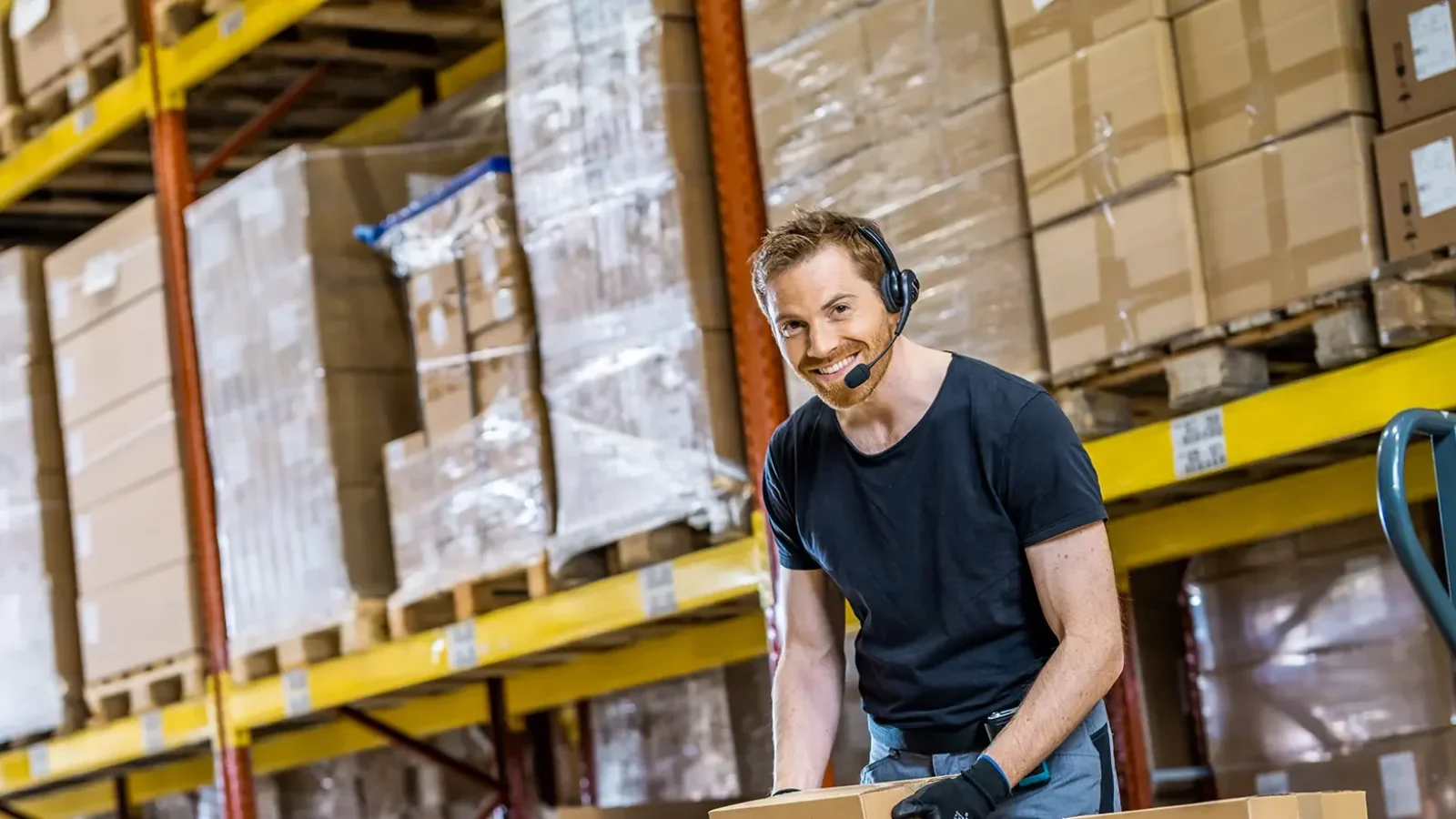 Worker using lydia voice solution for pallet packing